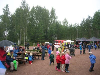 Publiken i \"smått\" fuktigt sommarväder